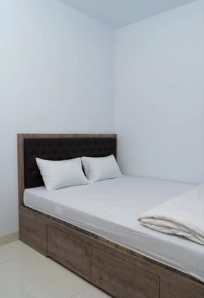 Standard Double Room | Laptop workspace, free WiFi, bed sheets