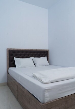 Habitación doble estándar | Espacio para trabajar con laptop, wifi gratis y ropa de cama 