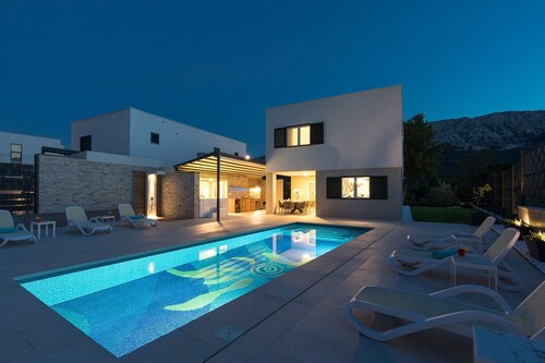 Luxury villa with pool and Jacuzzi