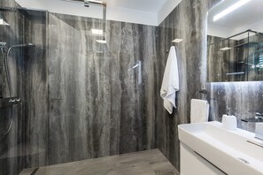 Dusche, Haartrockner, Handtücher