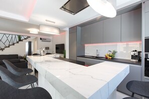 Kjøleskap, mikrobølgeovn, ovn og kokeplater