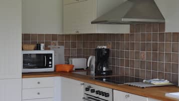 Classic House, Patio, Golf View | Private kitchen | Electric kettle, toaster