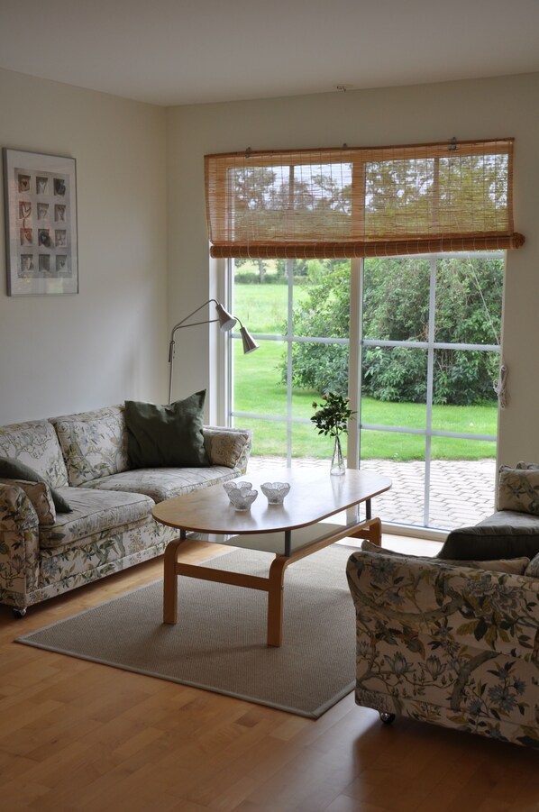 Maison Supérieure, patio, vue golf | Coin séjour | Télévision à écran plat