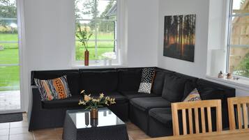 Familienhaus, Terrasse, Gartenblick | Wohnbereich | Flachbildfernseher