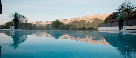 حمّام سباحة مُدفَّأ