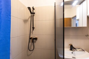 Shower, towels - Apartment on the ground floor with a large terrace (Baska)