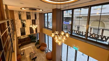 Lobby-lounge