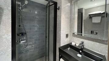 Dusche, Regendusche, kostenlose Toilettenartikel, Haartrockner