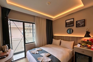 Quarto casal superior, sacada | Frigobar, quartos à prova de som, Wi-Fi de cortesia, roupa de cama