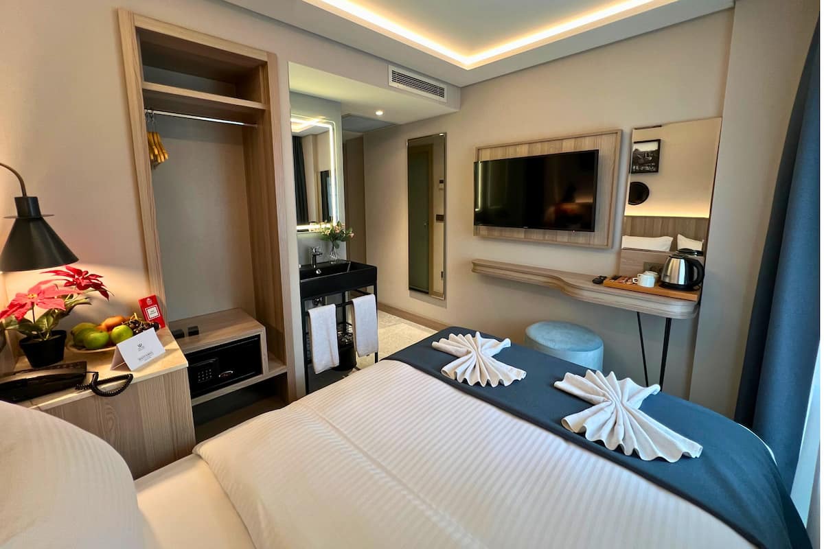 Minibar, soundproofing, free WiFi, bed sheets
