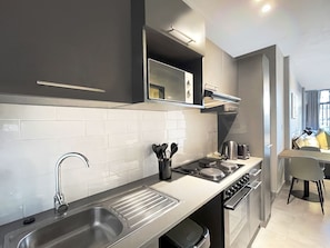 Studio | Dapur peribadi | Peti sejuk/penyejuk beku saiz penuh, ketuhar gelombang mikro, ketuhar
