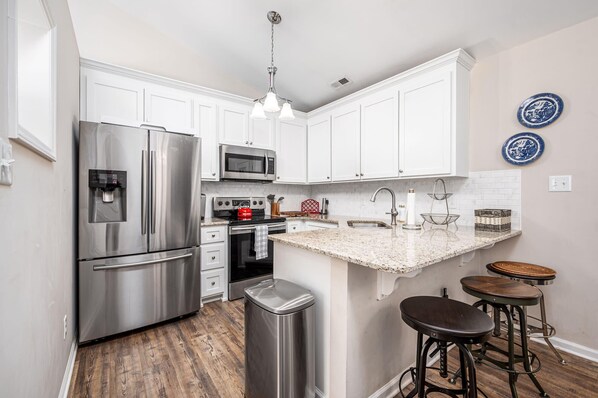 Fridge, microwave, oven, stovetop - Cozy Pet-friendly home in Five Points Raleigh (Raleigh)