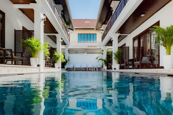 Una piscina al aire libre