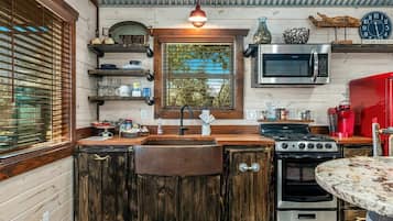 Een koelkast, een magnetron, een oven, een kookplaat