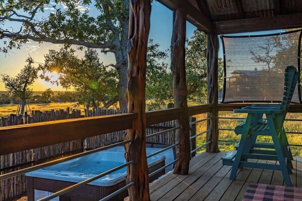 Outdoor spa tub - Rockin' R - Morning Star Cabin (Fredericksburg)