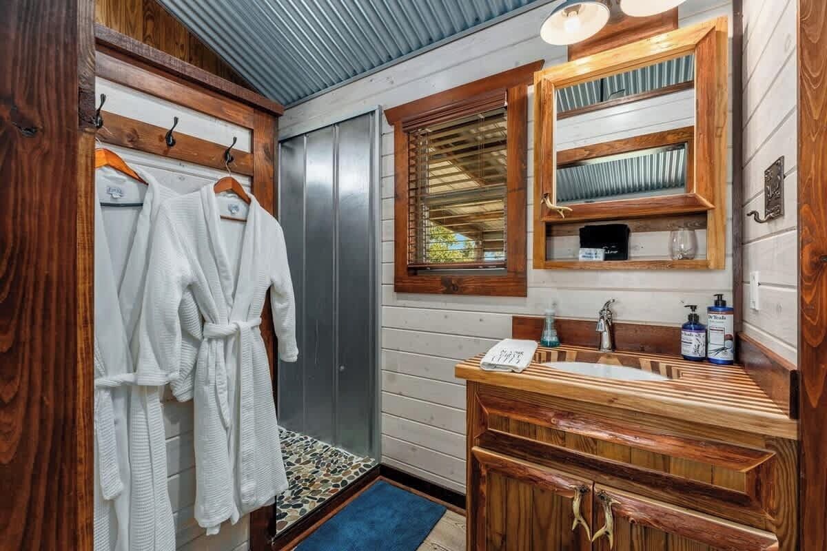 Shower, hair dryer, towels, shampoo