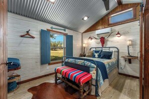 1 bedroom, WiFi, bed sheets - Rockin' R - Morning Star Cabin (Fredericksburg)