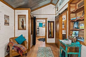Interior - Rockin' R - Rustic Star Cabin (Fredericksburg)