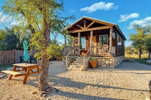 Outdoor dining - Rockin' R - Shining Star Cabin (Fredericksburg)