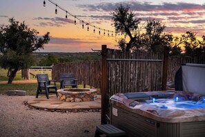 Outdoor spa tub - Rockin' R - Shining Star Cabin (Fredericksburg)