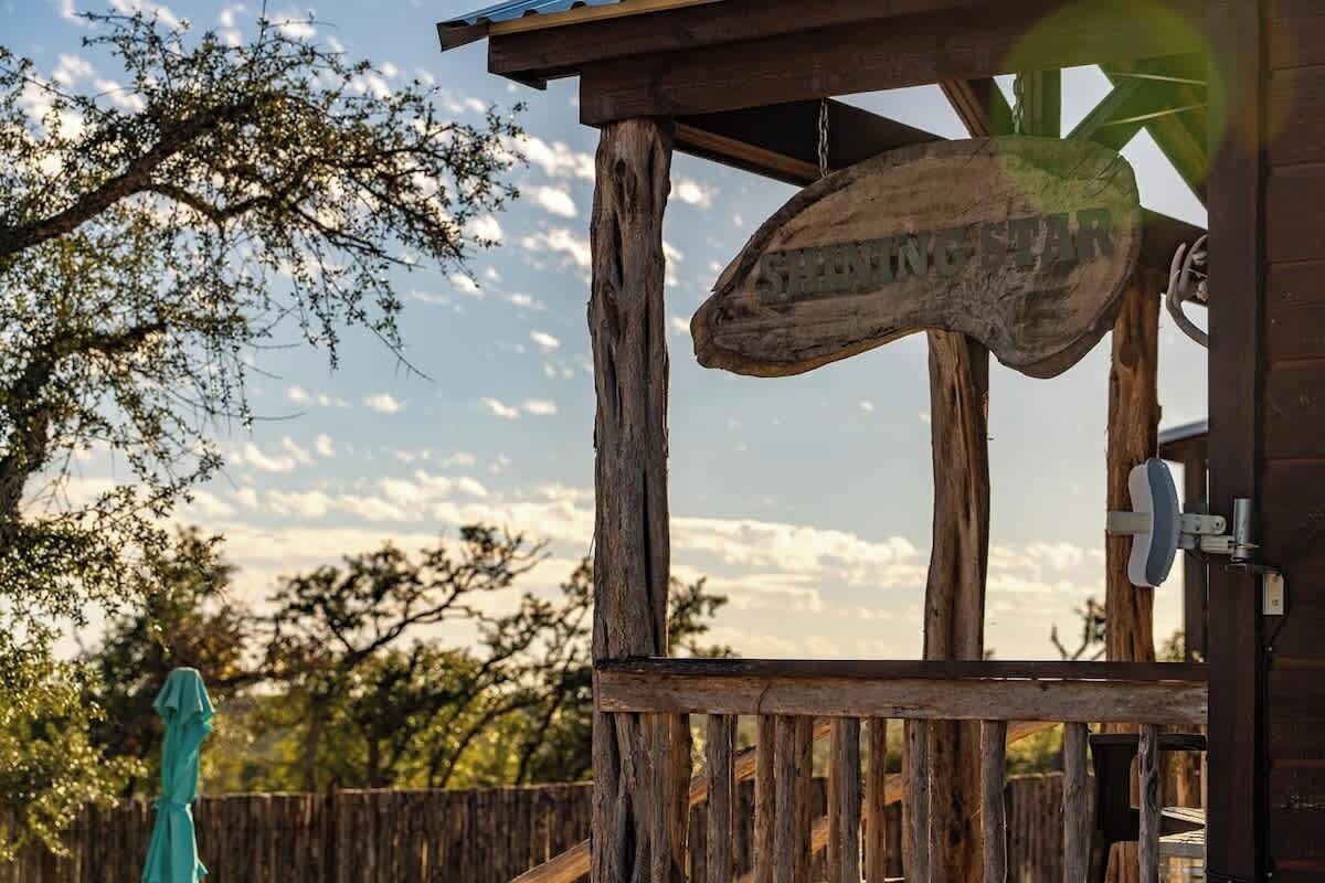 A rustic wooden structure with a sign that reads 'STINGSTAR.'
