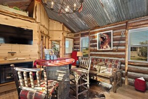 Interior - Rockin' R - Shining Star Cabin (Fredericksburg)