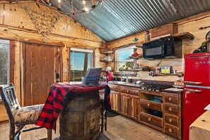 Fridge, microwave, stovetop, coffee/tea maker - Rockin' R - Shining Star Cabin (Fredericksburg)