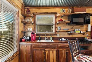 Fridge, microwave, stovetop, coffee/tea maker - Rockin' R - Shining Star Cabin (Fredericksburg)