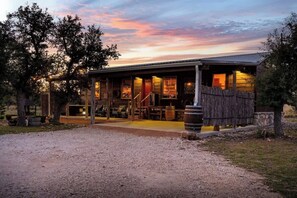 Exterior - Rockin' R - Mason Jar Cabin (Fredericksburg)