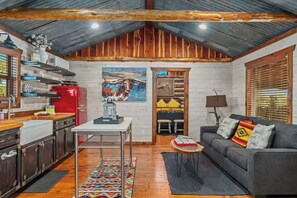 TV, fireplace - Rockin' R - Mason Jar Cabin (Fredericksburg)