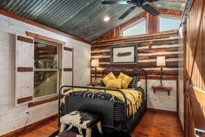 2 bedrooms, iron/ironing board, WiFi, bed sheets - Rockin' R - Mason Jar Cabin (Fredericksburg)