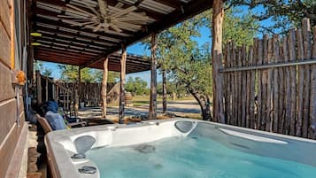 Tina de hidromasaje al aire libre