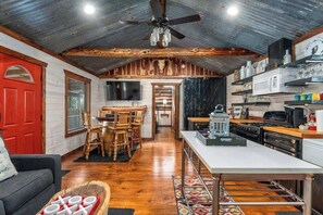 Fridge, microwave, oven, stovetop - Rockin' R - Mason Jar Cabin (Fredericksburg)