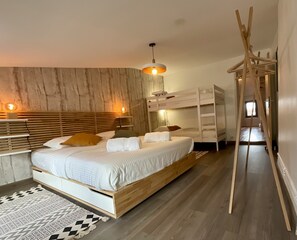 3 bedrooms, iron/ironing board, travel cot, free WiFi - Distinguished Townhouse, "L'Aparté" (Verdun)