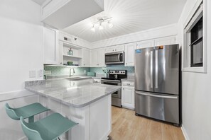 Cafetera y tetera, refrigerador, microondas y horno 
