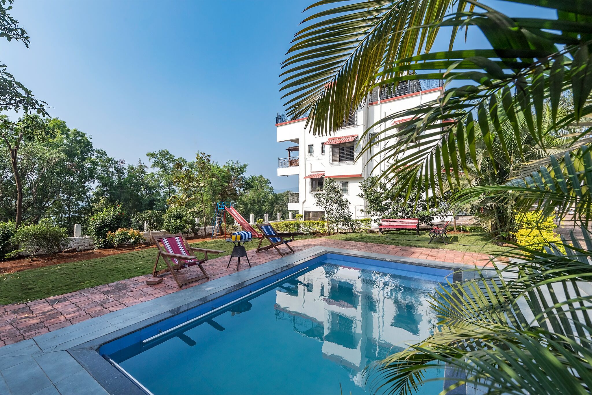 Una piscina al aire libre