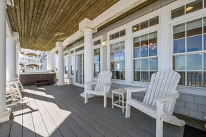 Terrace/patio - 6BR Oceanfront House in North Topsail Beach w Hot Tub, Community Pool, Sleeps 15 (North Topsail Beach)