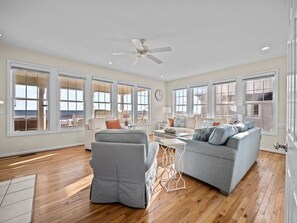 Smart TV, lareira, DVD player