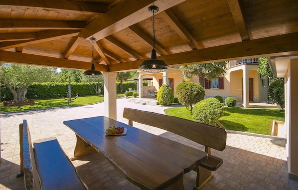 Outdoor dining - Beautiful apartment in Porec with swimming pool (Porec)