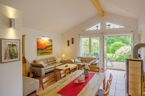 Smart TV, fireplace, DVD player, stereo