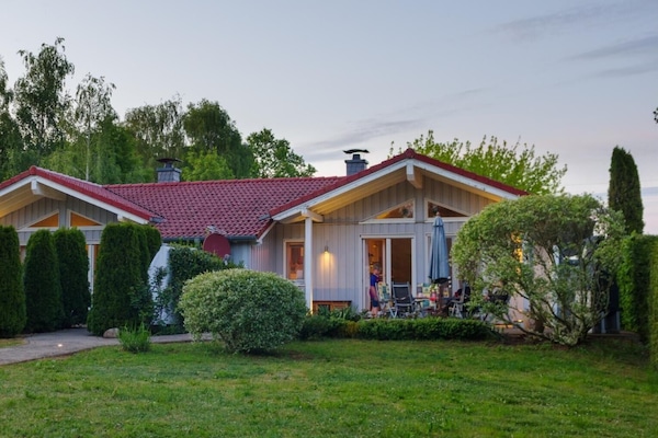 Blick auf das Ferienhaus mit Terrasse vom Garten aus
