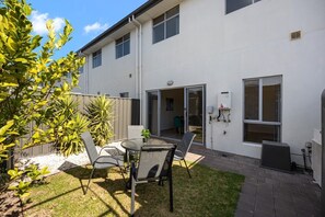Outdoor dining - The Charming Living 3BR Townhouse/Perfect Vacation (Largs North)