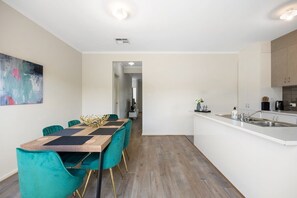 Dining - The Charming Living 3BR Townhouse/Perfect Vacation (Largs North)