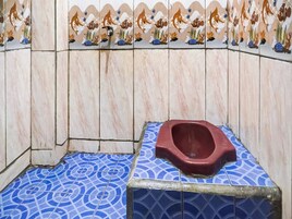 Kamar Double Ekonomi | Kamar mandi | Shower dan handuk
