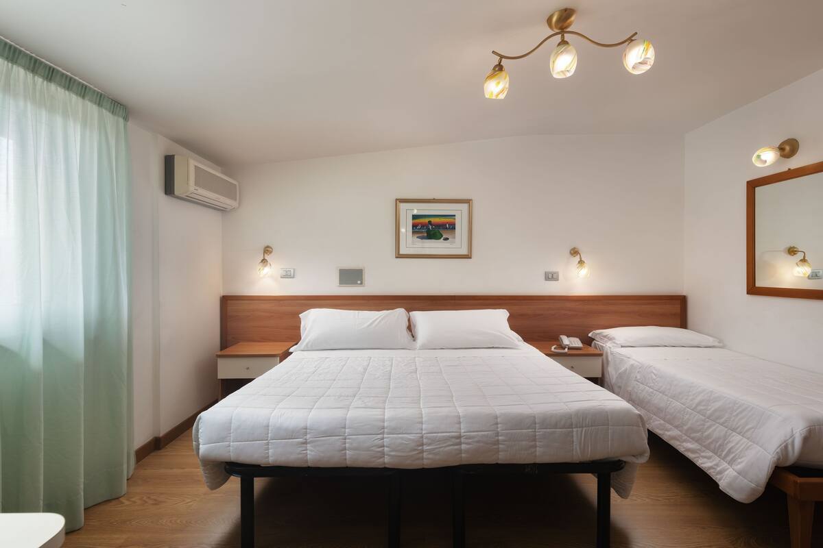 Kamar Triple Standar (no Balcony) | Brankas, meja kerja, Wi-Fi gratis, dan seprai linen