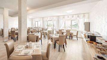 Daily continental breakfast (EUR 10 per person)