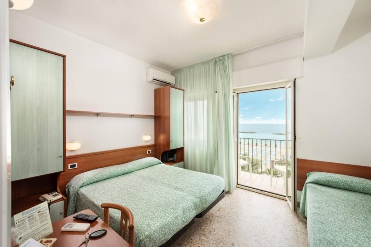 Kamar Quadruple Standar, balkon, pemandangan laut | Brankas, meja kerja, Wi-Fi gratis, dan seprai linen