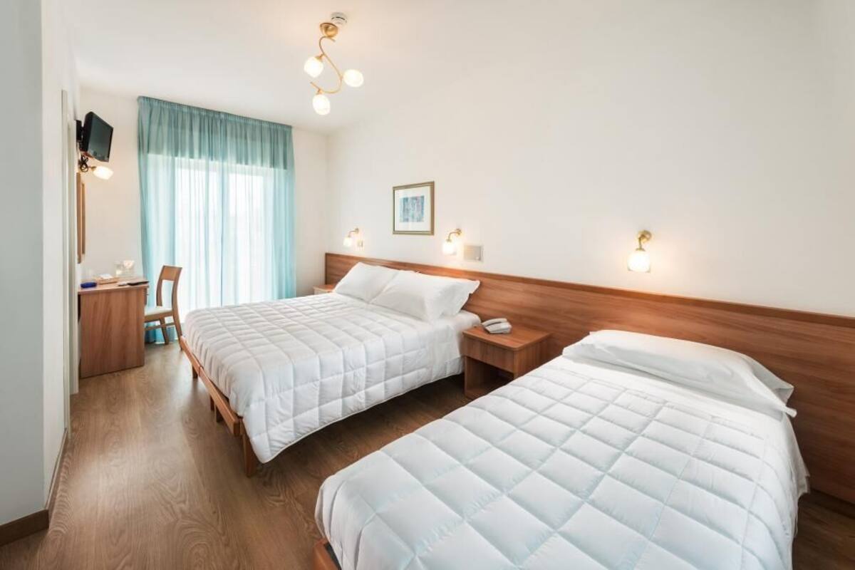 Kamar Triple Standar, balkon | Brankas, meja kerja, Wi-Fi gratis, dan seprai linen