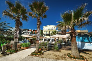 Playa privada, arena blanca, sillas reclinables de playa, sombrillas