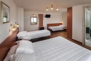 A hotel room with two beds, a TV, a wooden wardrobe, and a sliding glass door to the bathroom. - Hotel Poseidon e Nettuno (San Benedetto del Tronto)
